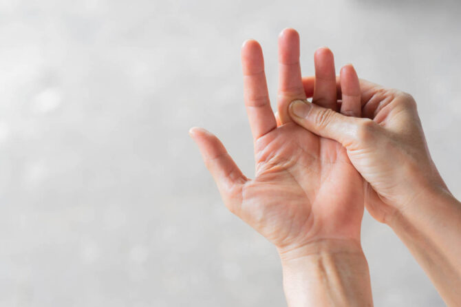 ¿Se puede curar el dedo en resorte?